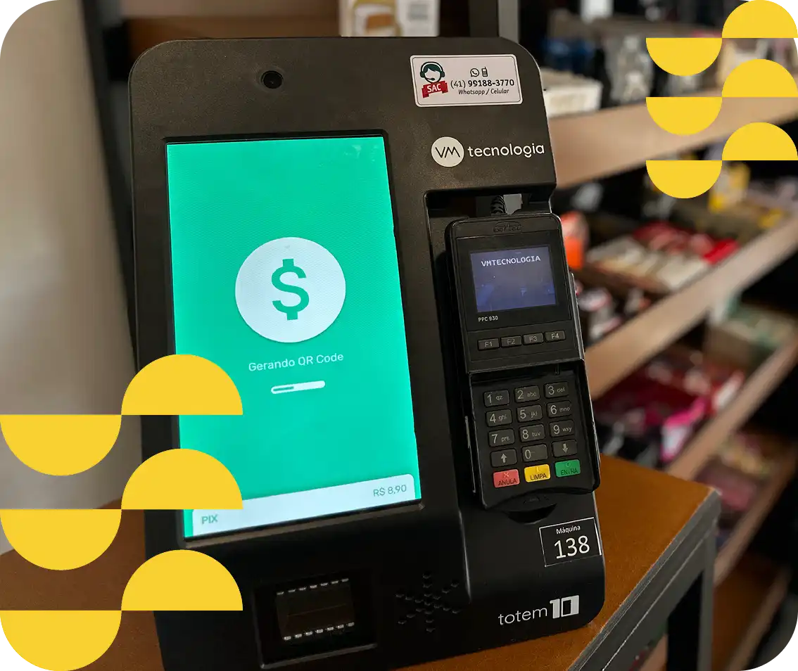 Terminal de pagamento eletrônico no caixa de loja, exibindo tela com símbolo de dinheiro e QR code para pagamento digital.