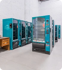 Máquinas de snacks automatizadas em uma padaria ou loja de conveniência, prontas para atender clientes com produtos variados e eficiente atendimento automatizado.