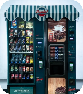 Máquina de venda automática com diversas opções de snacks e bebidas, ideal para fornecedores de conveniência em ambientes comerciais e residenciais.