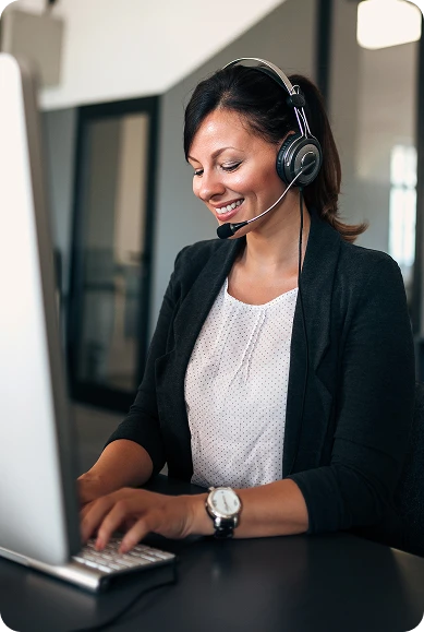 Atendimento ao cliente com mulher usando headset em call center, atendimento ao cliente, suporte remoto, comunicação empresarial