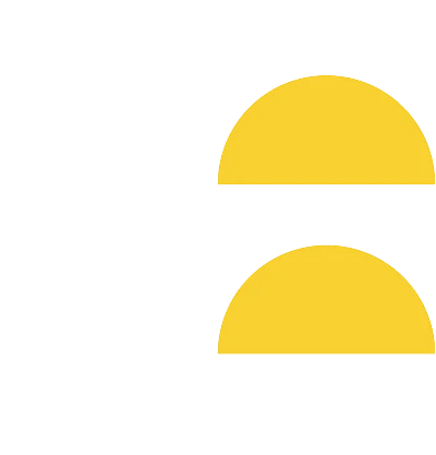 Imagem de dois ovos parcialmente cozidos com gema amarela visível, ideal para café da manhã saudável.