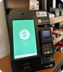 Imagem de uma máquina de cartão de crédito ou débito no interior de um estabelecimento comercial, ambiente com prateleiras ao fundo, destacando a funcionalidade de pagamento por cartão, ideal para negócios que aceitam pagamento com cartão de crédito ou débito.